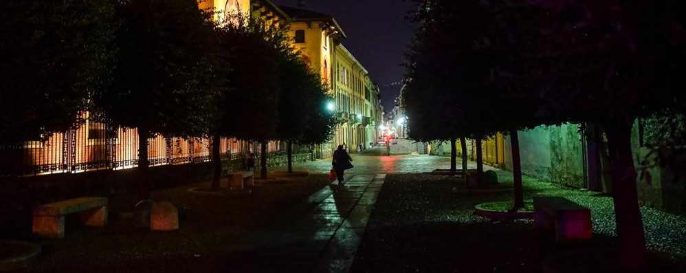 A piedi, da soli e al buio: la domanda per testare se ci si senta al sicuro