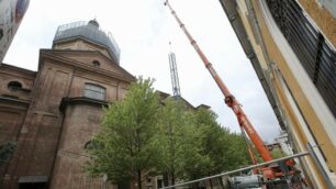 Desio: il montaggio della gru per la cupola della basilica