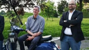 Luca Monguzzi, al centro sulla Vespa, durante la conferenza stampa di presentazione ufficiale della sua candidatura a sindaco di Milano. A sinistra, Carlo Zucchi; a destra, Andrea Orrico