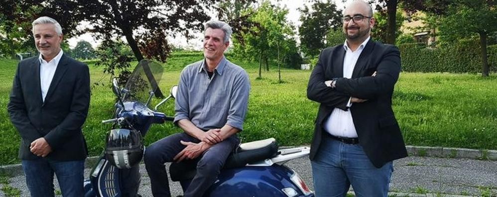 Luca Monguzzi, al centro sulla Vespa, durante la conferenza stampa di presentazione ufficiale della sua candidatura a sindaco di Milano. A sinistra, Carlo Zucchi; a destra, Andrea Orrico