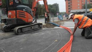 Un cantiere per la posa della fibra ottica