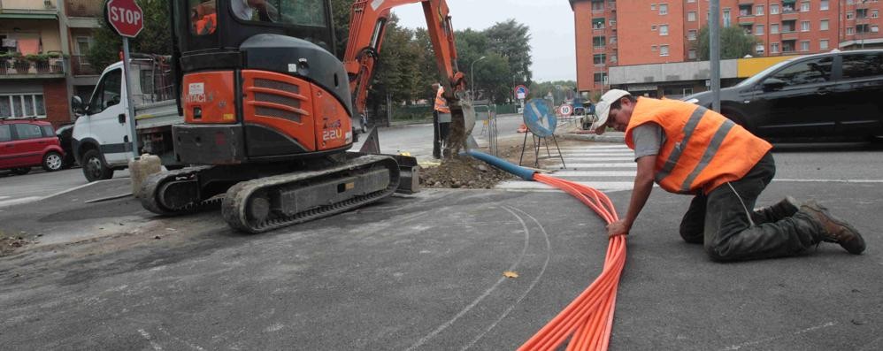 Un cantiere per la posa della fibra ottica