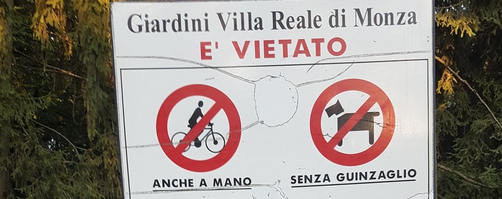 Cartello divieti giardini reali Monza