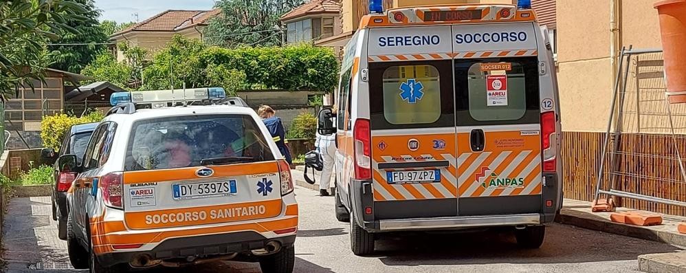 Giussano incendio su balcone terzo piano, soccorsi per padrone di casa