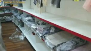 Guardia di finanza: sequestro di capi di abbigliamento ad Agrate Brianza