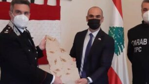 Il maggiore Francesco Provenza restituisce al console libanese la preziosa lastra