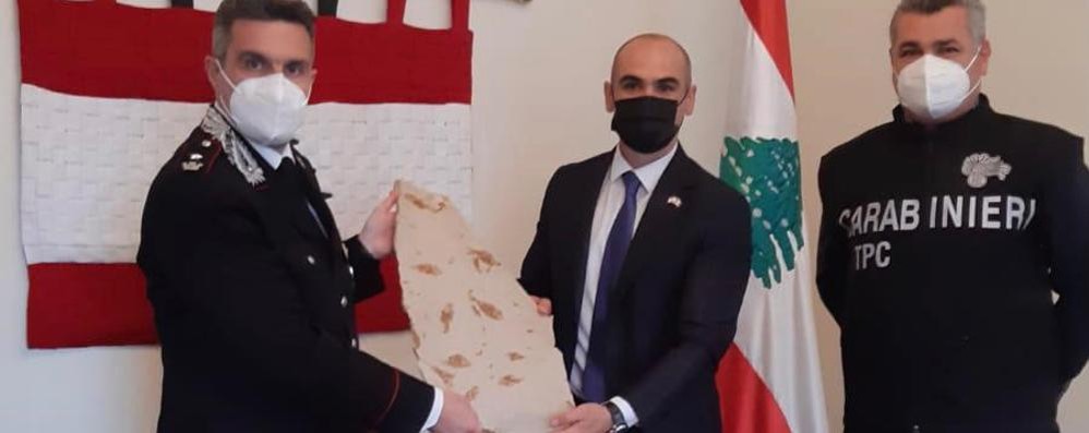 Il maggiore Francesco Provenza restituisce al console libanese la preziosa lastra