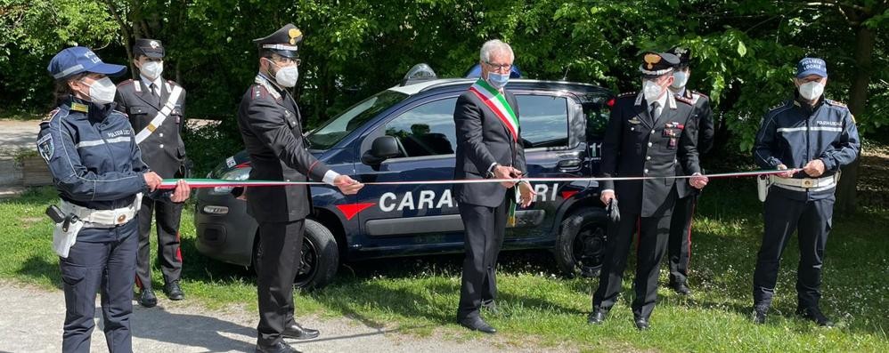 La cerimonia di consegna del nuovo mezzo