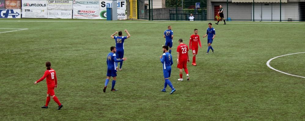 L'esultanza in campo al fischio finale