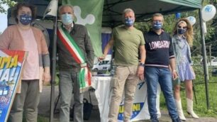 Il sindaco con la fascia tricolore al banchetto della Lega