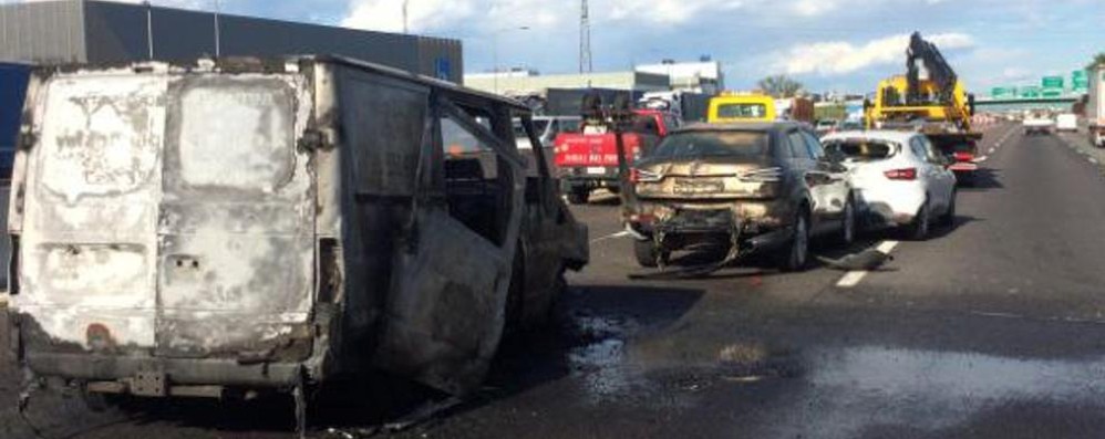 Incidente A4 Agrate Brianza: furgone a fuoco (foto vigili del fuoco)