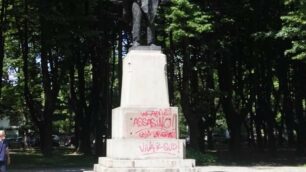 Le scritte sul monumento a Garibaldi