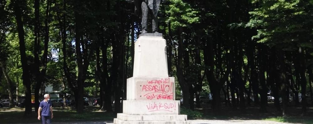 Le scritte sul monumento a Garibaldi