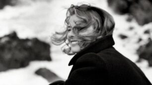 Ingrid Bergman sul set di “Stromboli” in una fotografia presentata anche alla mostra di Monza