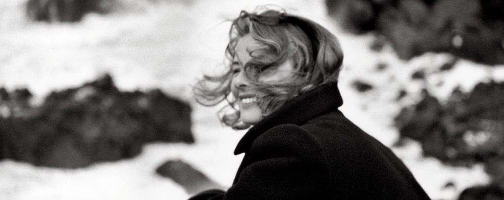 Ingrid Bergman sul set di “Stromboli” in una fotografia presentata anche alla mostra di Monza