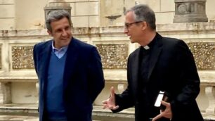 Monsignor Dario Edoardo Viganò con Flavio Insinna durante le riprese