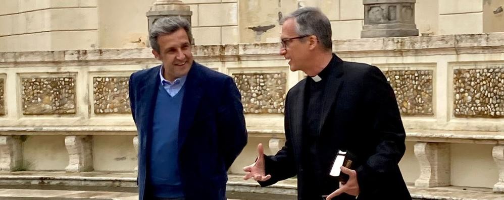 Monsignor Dario Edoardo Viganò con Flavio Insinna durante le riprese