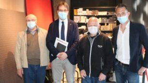 L'assessore regionale Guido Guidesi al centro, in visita alla BertO salotti di Medai con Flavio Cairoli, storico collaboratore della BertO salotti ( Foto Volonterio)