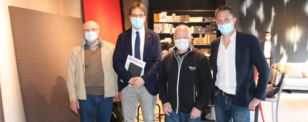 L'assessore regionale Guido Guidesi al centro, in visita alla BertO salotti di Medai con Flavio Cairoli, storico collaboratore della BertO salotti ( Foto Volonterio)