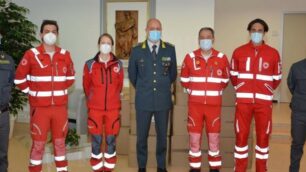 I finanzieri di Monza e rappresentati della Croce rossa con gli scatolini di mascherine