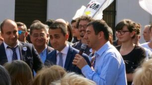 Di Maio, al centro, con l’allora candidato sindaco di Vimercate Francesco Sartini (con il microfono)