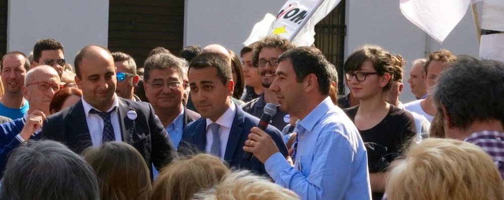 Di Maio, al centro, con l’allora candidato sindaco di Vimercate Francesco Sartini (con il microfono)