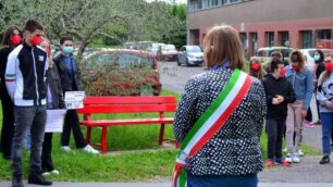 L’inaugurazione della panchina rossa al liceo di Lissone