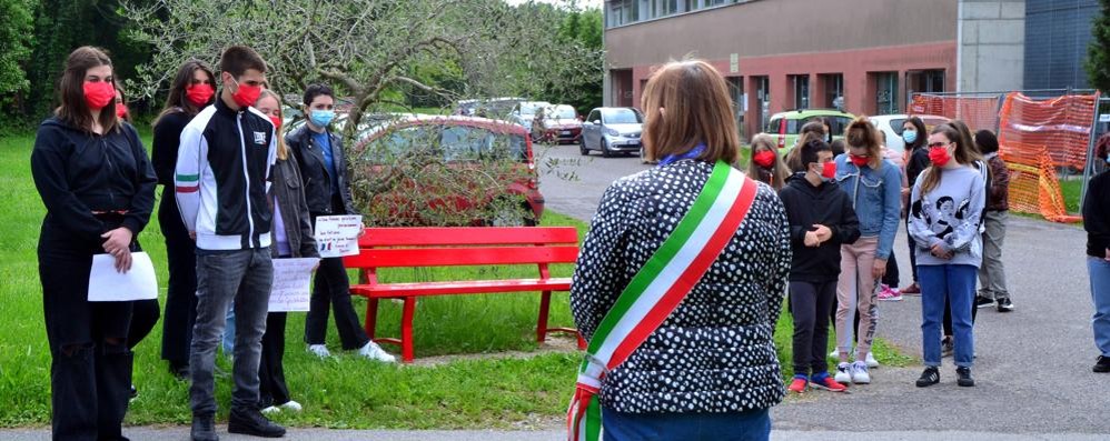 L’inaugurazione della panchina rossa al liceo di Lissone