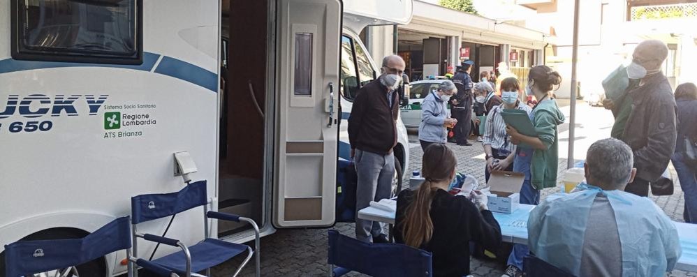 Il camper della Ats a Lissone per somministrare la seconda dose di vaccino