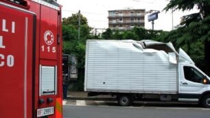 Lissone: le foto del camion incastrato in via Carducci