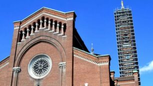 La chiesa  Prepositurale col campanile e l’orologio in restauro