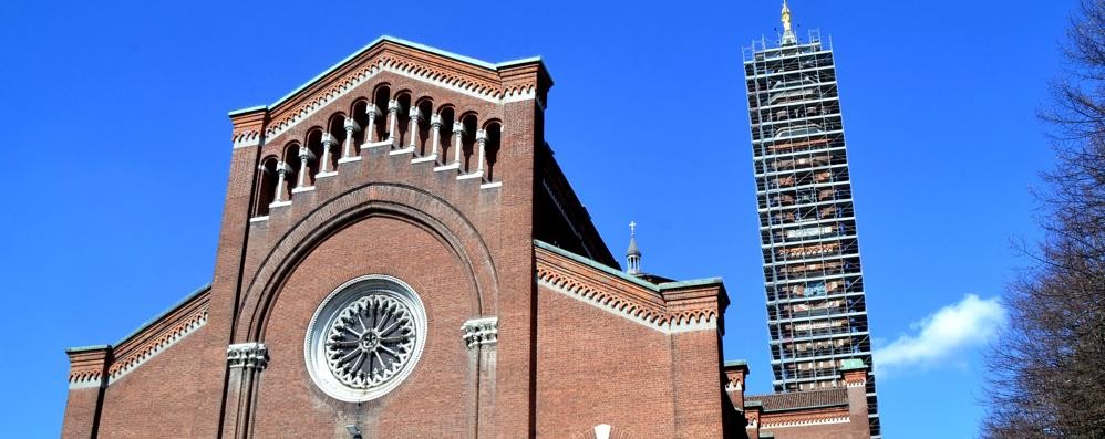 La chiesa  Prepositurale col campanile e l’orologio in restauro