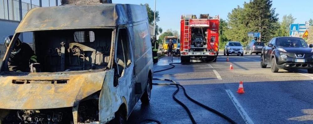 IIl furgone distrutto dalle fiamme a Meda