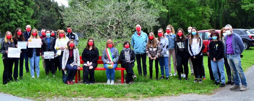 Inaugurazione  PANCHINA ROSSA al Liceo PARINI di Lissone