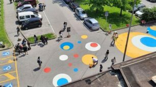 MOSE' BIANCHI pittura spiazzo davanti alla scuola, contro il parcheggio selvaggio
