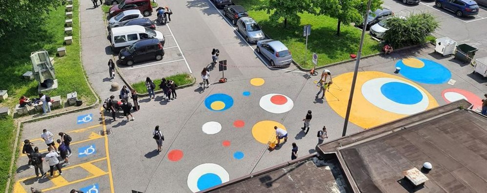 MOSE' BIANCHI pittura spiazzo davanti alla scuola, contro il parcheggio selvaggio