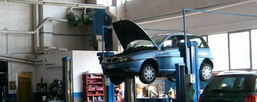 Un’auto in officina