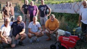 La consegna della motozappa donata dai Coyotes rugby di Cernusco, tra le attrezzature rubate