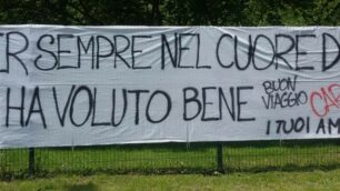 Monza striscione amici per Carlo De Rosa morto nell’incidente stradale in via Foscolo