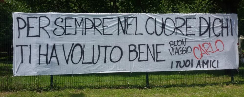 Monza striscione amici per Carlo De Rosa morto nell’incidente stradale in via Foscolo