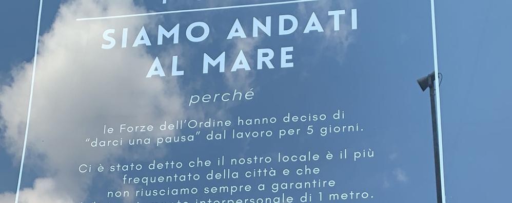 Il manifesto sulla vetrina