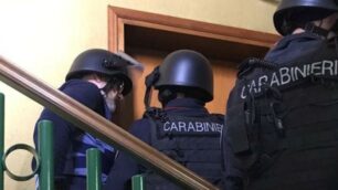 I carabinieri davanti alla porta dell’abitazione dove c’era l’uomo asserragliato