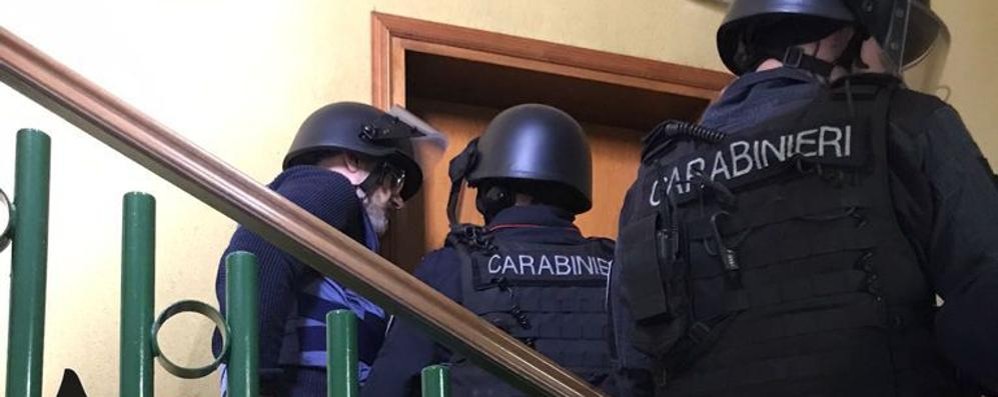 I carabinieri davanti alla porta dell’abitazione dove c’era l’uomo asserragliato
