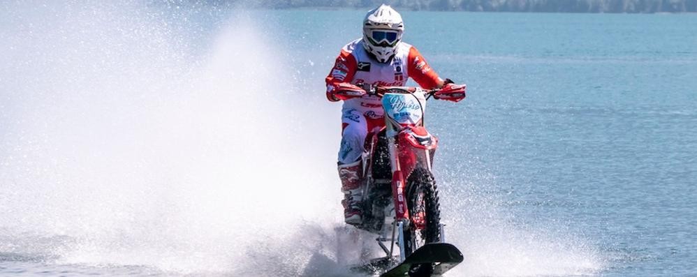 Gravedona 6 luglio 2019 record mondiale di velocità a 104 km/h di Luca Colombo con una moto da cross motocross sull'acqua