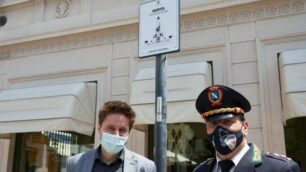 Il sindaco Alberto Rossi ed il comandante della Polizia locale Maurizio Zorzetto in piazza Vittorio Veneto, davanti ad uno dei cartelli