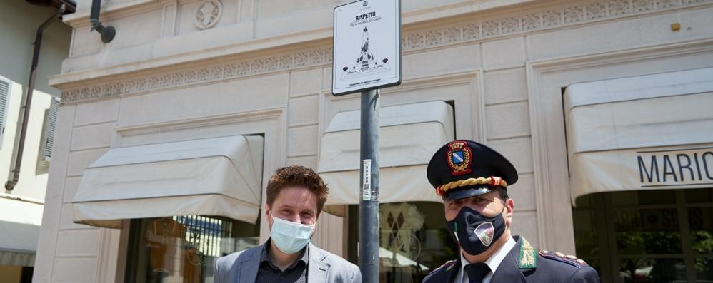 Il sindaco Alberto Rossi ed il comandante della Polizia locale Maurizio Zorzetto in piazza Vittorio Veneto, davanti ad uno dei cartelli