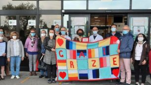 La consegna della coperta del ringraziamento da parte della Casa delle donne di Desio ai lavoratori dell'ospedale