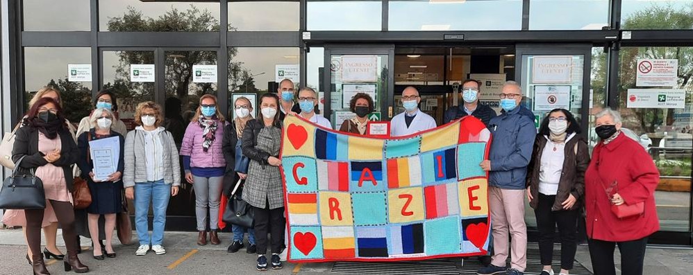 La consegna della coperta del ringraziamento da parte della Casa delle donne di Desio ai lavoratori dell'ospedale