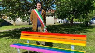 Il sindaco e la panchina arcobaleno