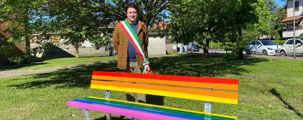 Il sindaco e la panchina arcobaleno